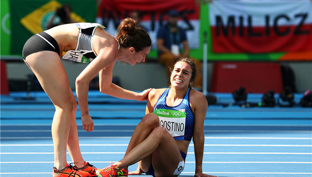 里约田径赛场最伟大一幕 当对手受伤跌倒时 她不顾比赛选择搀扶