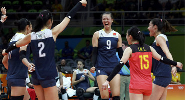 苦战五局3-2力克东道主 “三大球旗帜”中国女排挺进四强