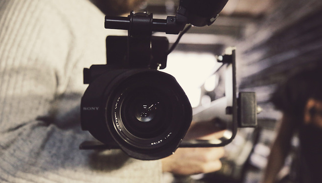 【腾讯科技】直播厮杀进入社交时代：微博冲锋，微信冷静