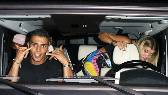 索菲亚·里奇庆祝18岁生日，男友丁日却不见踪影