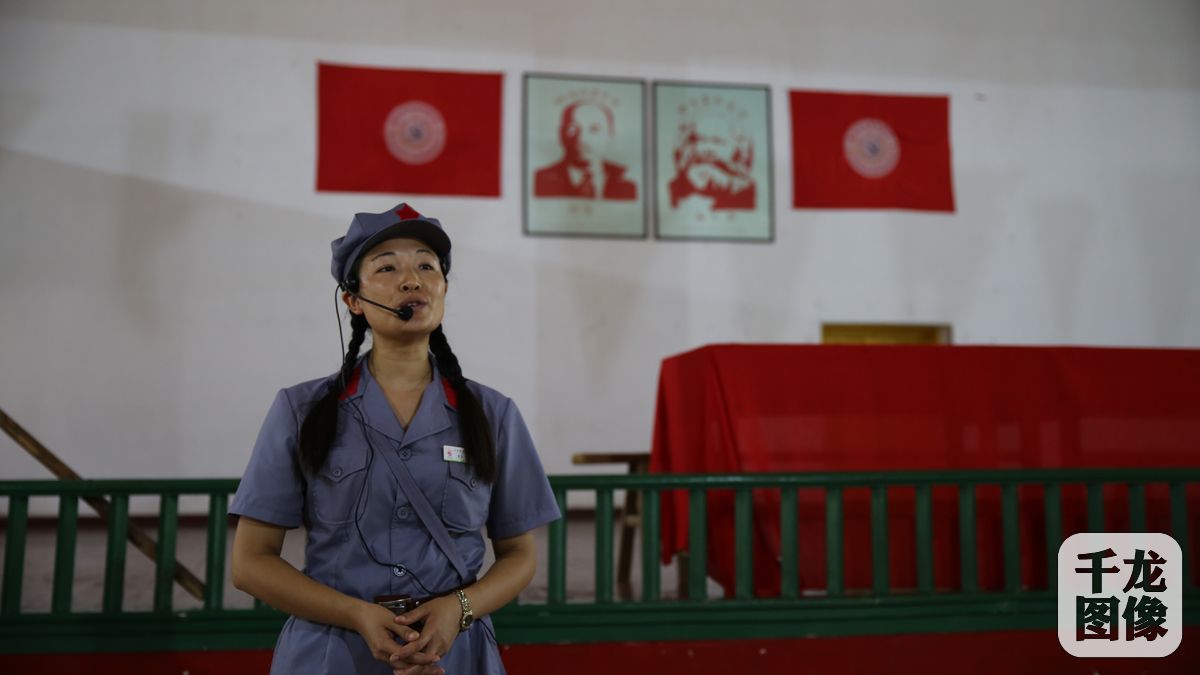 讲解人员在中华苏维埃共和国临时中央政府大礼堂旧址内讲解当年召开中华苏维埃共和国第二次全国人民代表大会时的情景