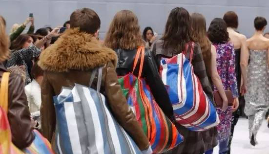 小包退潮大手袋回归 还必需得是火车站流行的“红白蓝”