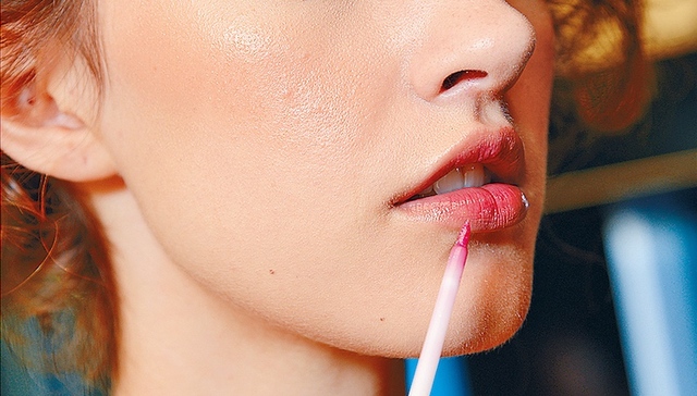 拯救秋冬的暗淡色调 让光疗唇来帮你