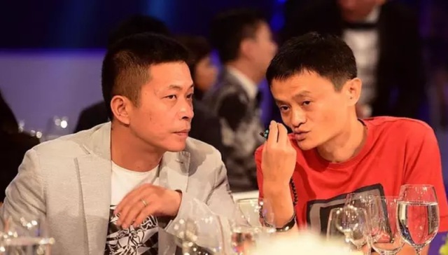 【虎嗅】新浪突然用微博股票分红，似与潜在买家斗法？