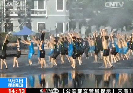 演出人员在进行排练表演