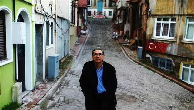 帕慕克笔下的“伊漂”们 ——从政经的角度读《我脑子里的怪东西》