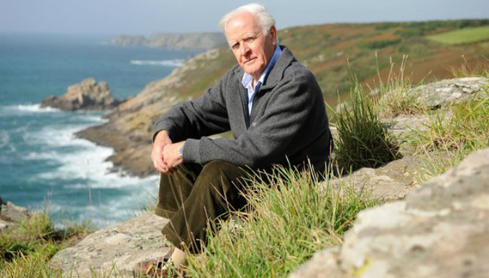 间谍小说家约翰·勒卡雷出版自传 称童年没得到任何关爱