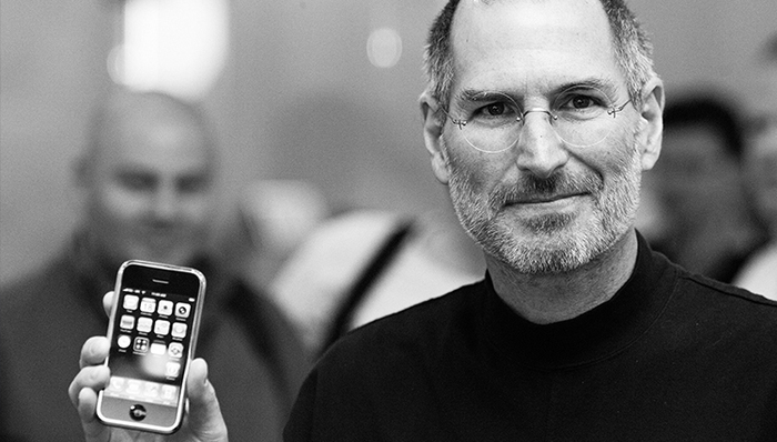 《成为乔布斯》揭秘iPhone历史：如今最成功的电子产品，第一代竟是废品？