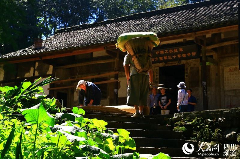 三十军指挥部旧址仍居住着当地的一户农户。（朱虹 摄）