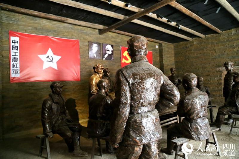 两河口会议遗址内重现了当年红军会议的现场。（朱虹 摄）