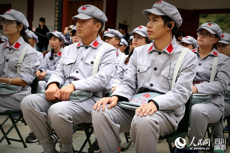 年轻干部们来到两河口会议遗址参加长征干部学院的培训。（朱虹 摄）