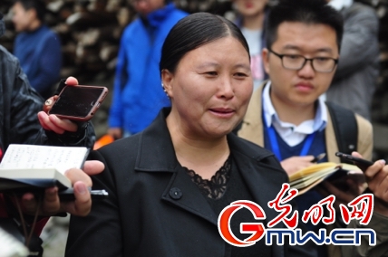 【网络媒体走转改】夹金山下玫瑰开 花香洒满致富路