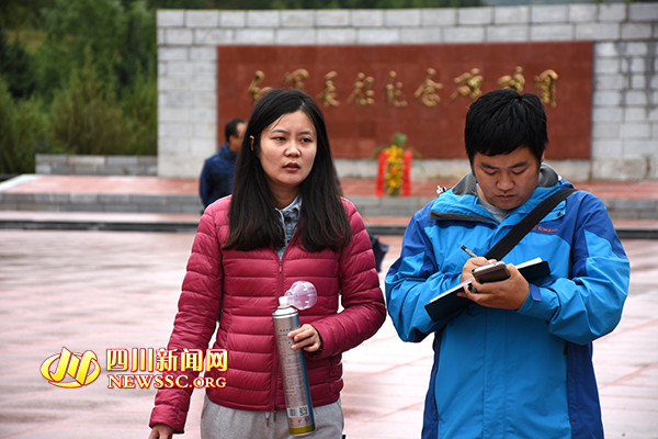  张紫璇（左一）接受记者采访