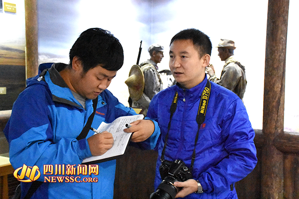  高飞（右一）接受记者采访