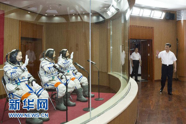 2013年6月11日，中共中央总书记、中央军委主席、国家主席习近平来到酒泉卫星发射中心航天员公寓问天阁，为即将出征的航天员聂海胜、张晓光、王亚平壮行。 新华社记者 李学仁 摄