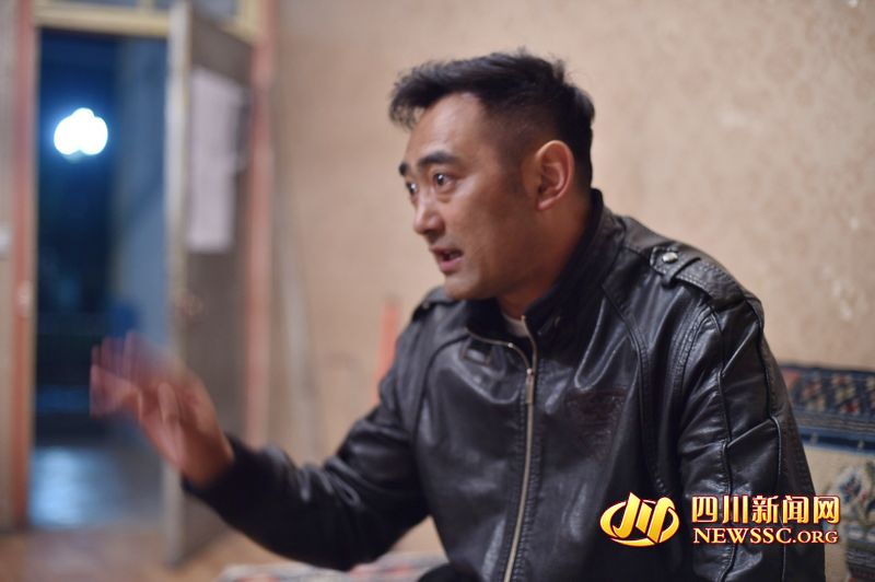  红原县中学校长彭措达尔基介绍学校教学情况