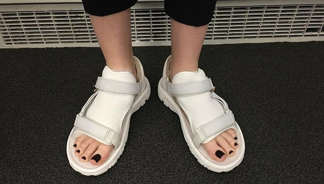 UGG推出秋冬长毛凉鞋 被誉为世界上最丑的鞋