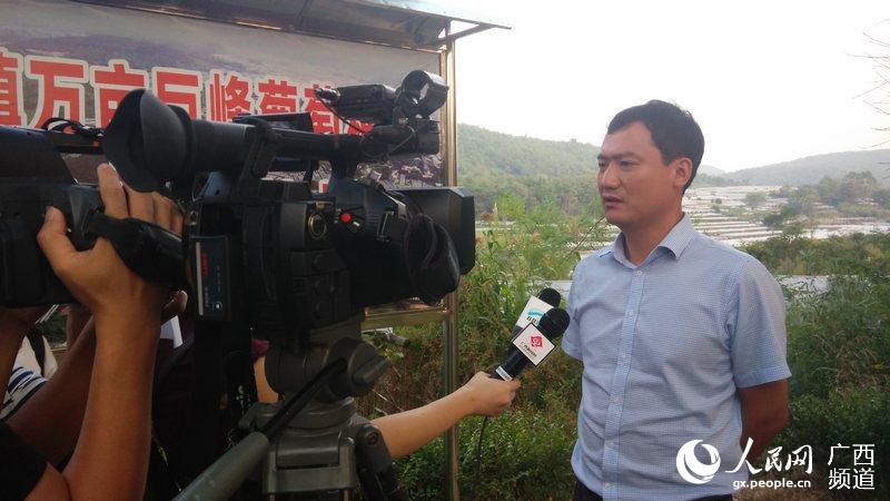 全州县委常委、宣传部长、副县长王本瑛在向记者介绍未来发展规划