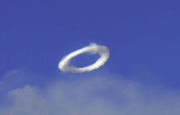 吐烟圈能让你最哲♂学地变酷