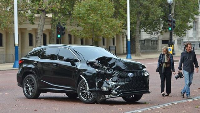 《变形金刚5》以二战为背景，片场上演豪车相撞