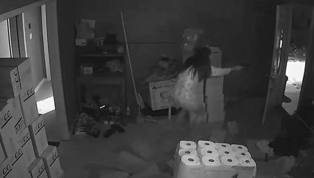 美国黑人歌手煽动抢劫华人 福州女子持枪彪悍击退三劫匪