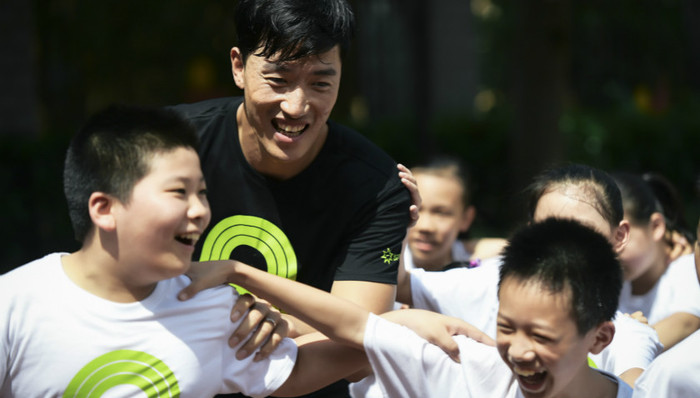 耐克“活力校园”携刘翔回母校 喊话“网红国胖队”：多运动 管住嘴