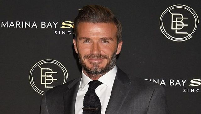 贝克汉姆一身西装出席活动，但他说更喜欢穿牛仔裤