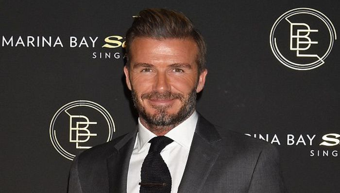 贝克汉姆一身西装出席活动，但他说更喜欢穿牛仔裤