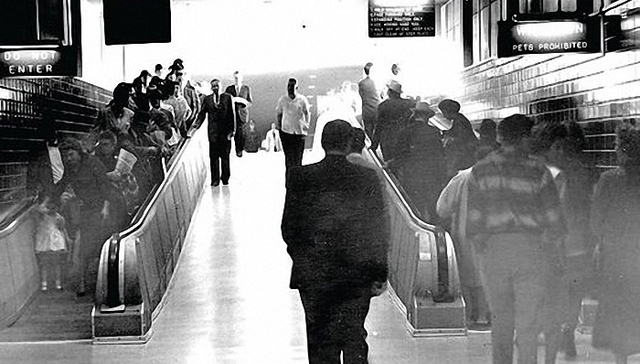 感谢上个世纪这项发明   疲惫的旅客在机场才不用拼于奔命