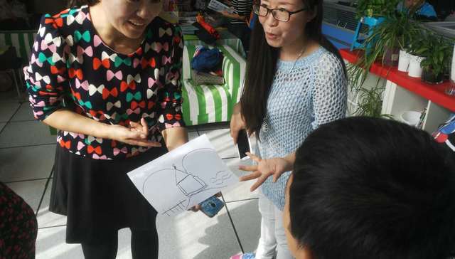 这位故事妈妈在假期给孩子们开了一场故事会
