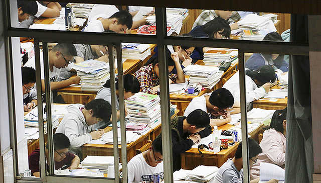 回顾 |【特写】毛坦厂中学：高考前的“战争”