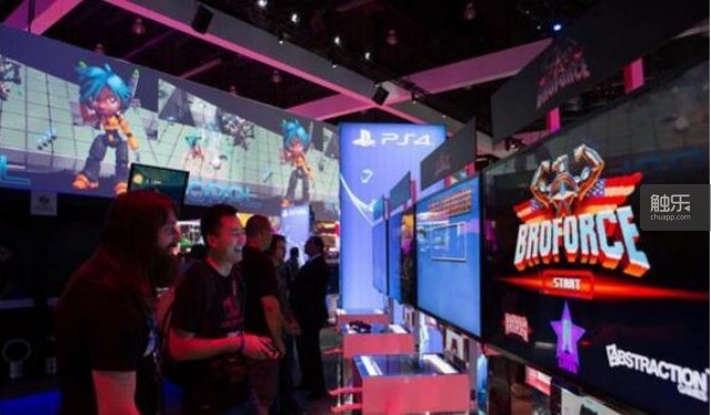 《BroForce》制作人Evan Greenwood在游戏展会上