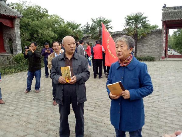 【网络媒体走转改】河南南召：36米长画卷忆长征 烈士后人思红军