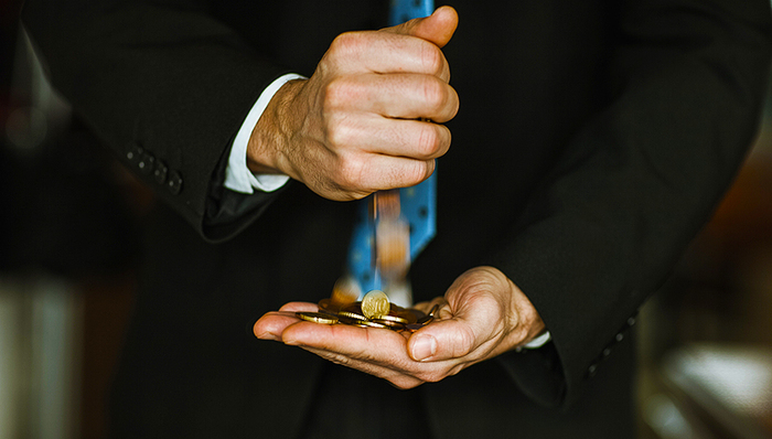 左手举债右手投资,,,新华联距离债务违约还有多远？