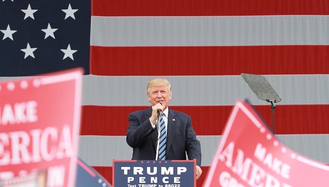 【现场】“不在乎你性骚扰”  我们目睹了特朗普和粉丝的一次疯狂互动