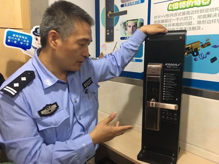 上海普陀区知音苑居委社区民警陈忠。摄影：界面记者刘素楠