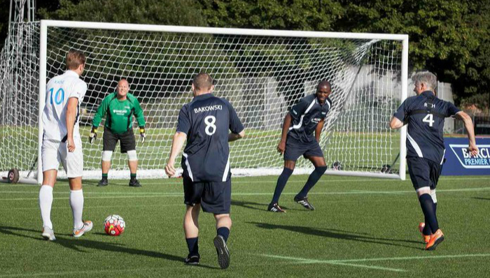 走着踢足球？ 脑洞大开的英国人发明了一项新运动