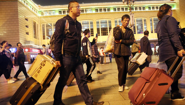 人口向东部城市集中趋势40年未变 北上广深划规模红线应对城市病