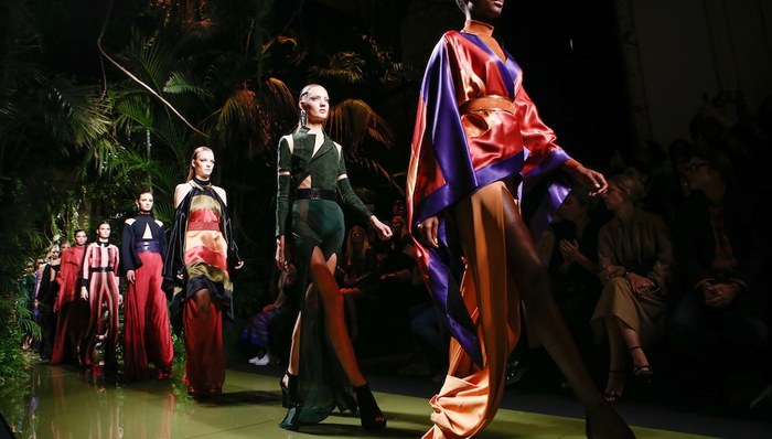 针对目前缺乏一款爆款式手袋产品的短板，Balmain决定扩充配饰线。