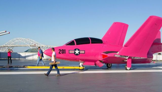 第一架粉色战斗机，为抗击乳癌作斗争