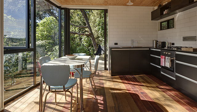 木色家具太沉静？或许配上色彩丰富的秋季正合适