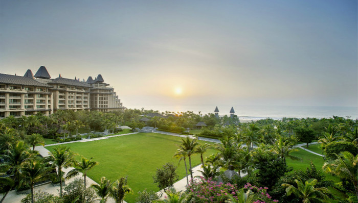 这家丛林密布的酒店有海南岛最大的别墅套房，据说是三代同行的最佳住处