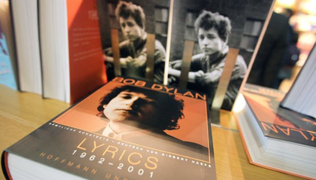 接受还是拒绝？迪伦官网已悄悄回应诺奖？