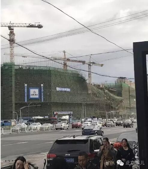 朝阳广渠路一建筑工地发生脚手架坍塌事故 (来自:北京事儿)