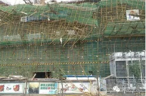 网友爆料，朝阳区广渠路九龙山地铁站附近工地脚手架突然坍塌，多辆车被砸，有车辆被钢管直接扎穿，目前人员伤亡情况不详。 (来自:北京事儿)