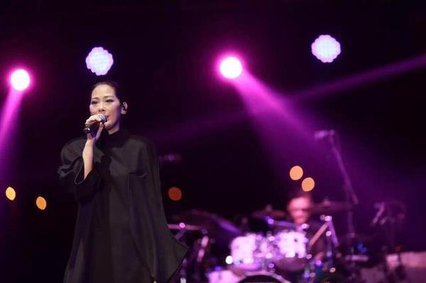 香港老牌女歌手关淑怡被曝坠海，现已清醒无大碍