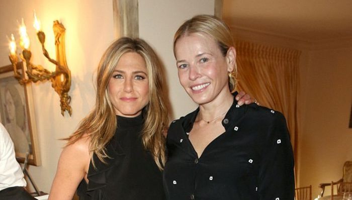 安妮斯顿的闺蜜说前者对皮特和朱莉的离婚一点兴趣也没有