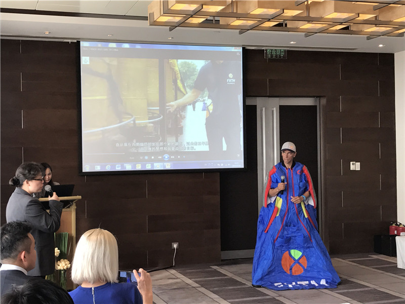 富拓外汇联手极限跳伞健将罗佐夫 合力征服世界第六高峰卓奥友峰