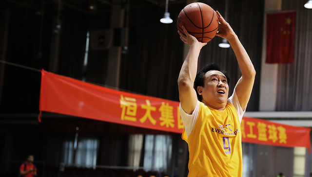 许家印打篮球