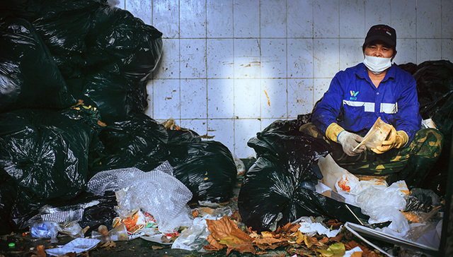 睡在垃圾站上的一家四口,垃圾站谋生